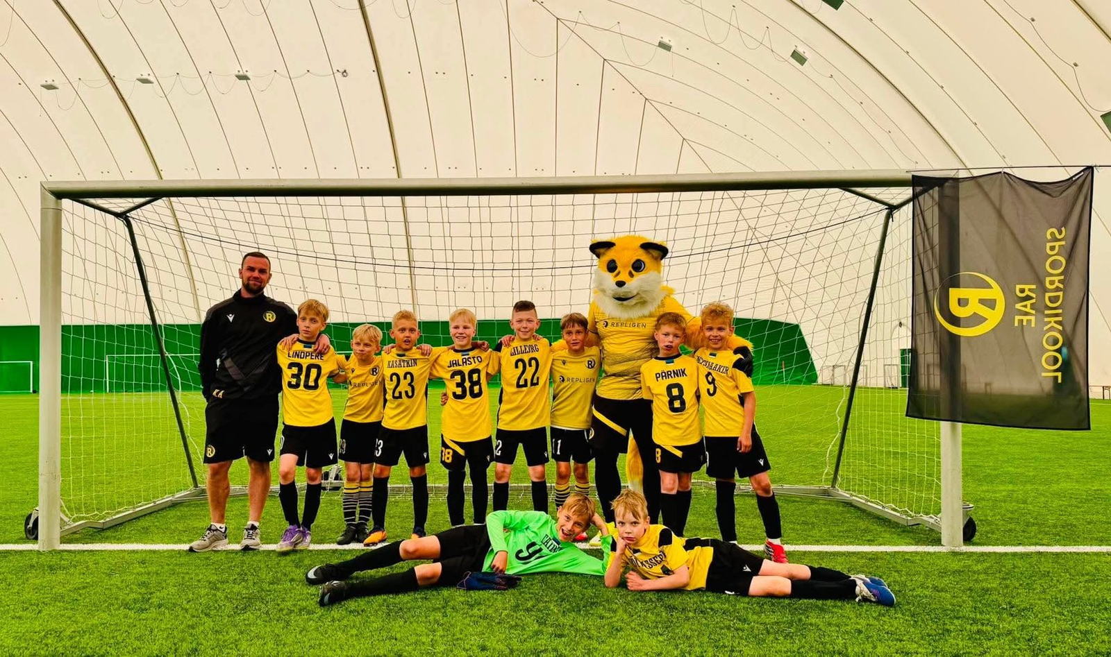 FC Rae noored ja treener jalgpallihallis